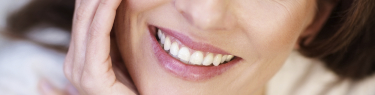 Weiße Zähne durch Bleaching und Veneers